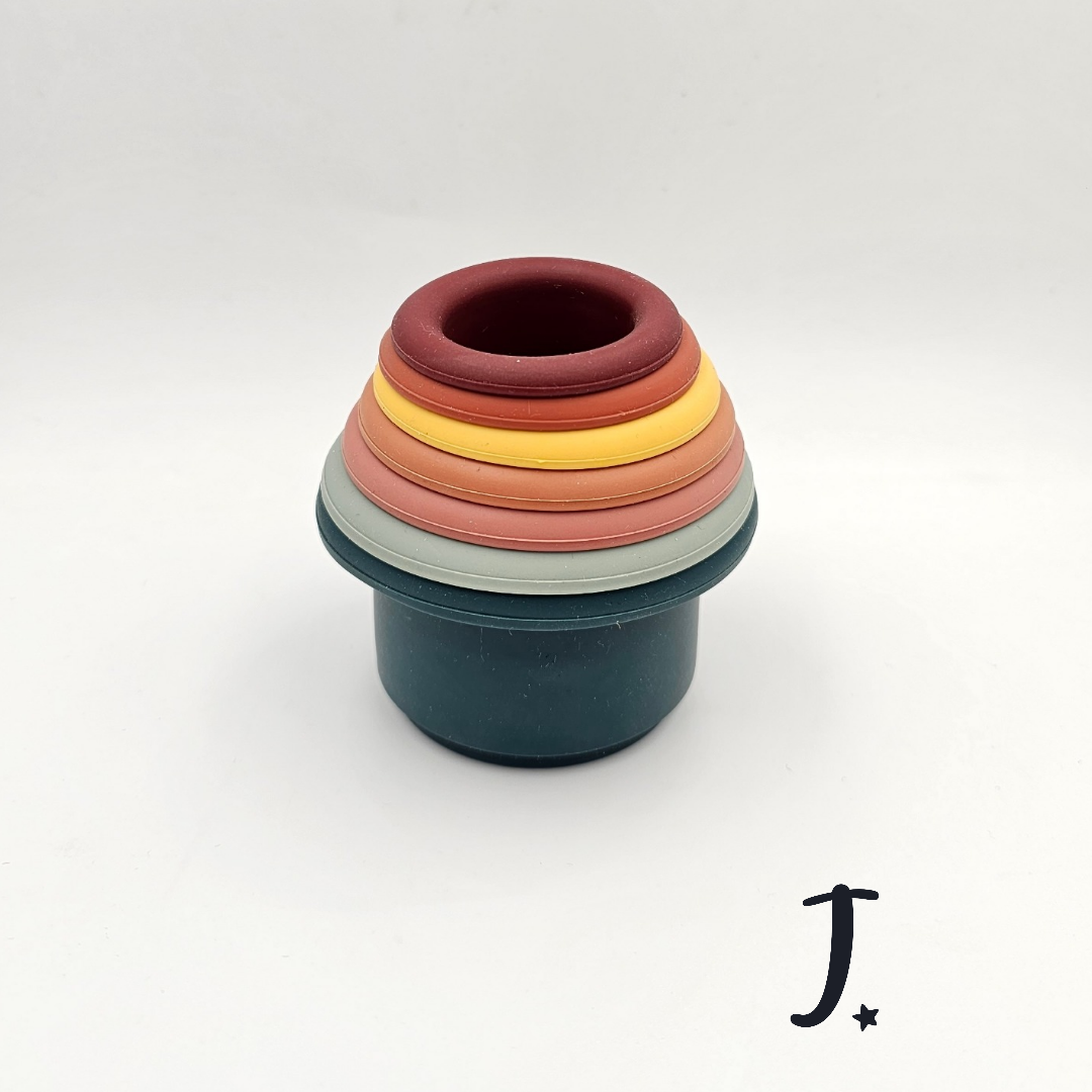 Round stacking cups with shapes - Green to maroon