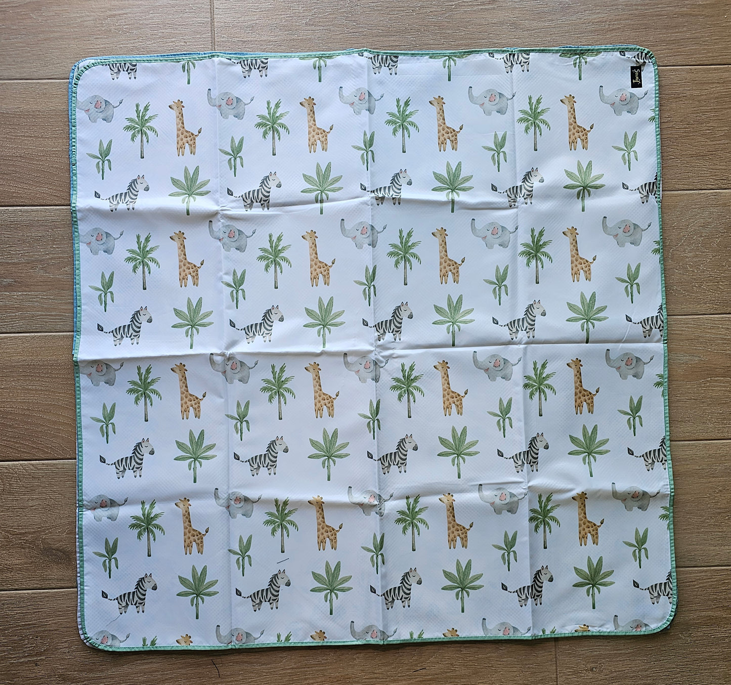 Non slip spill and play mat - Safari