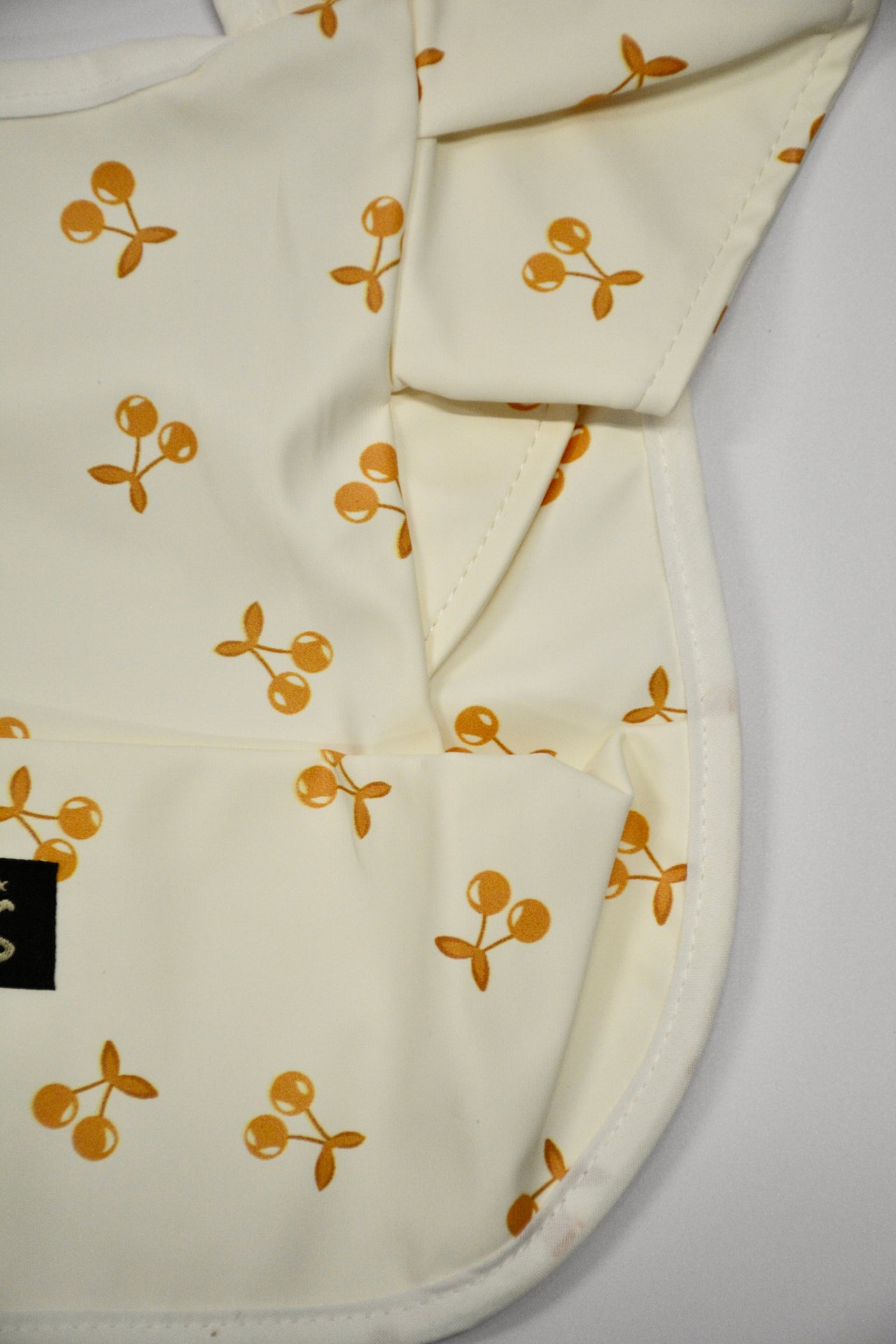 Ruffle bib - Orange Cherries